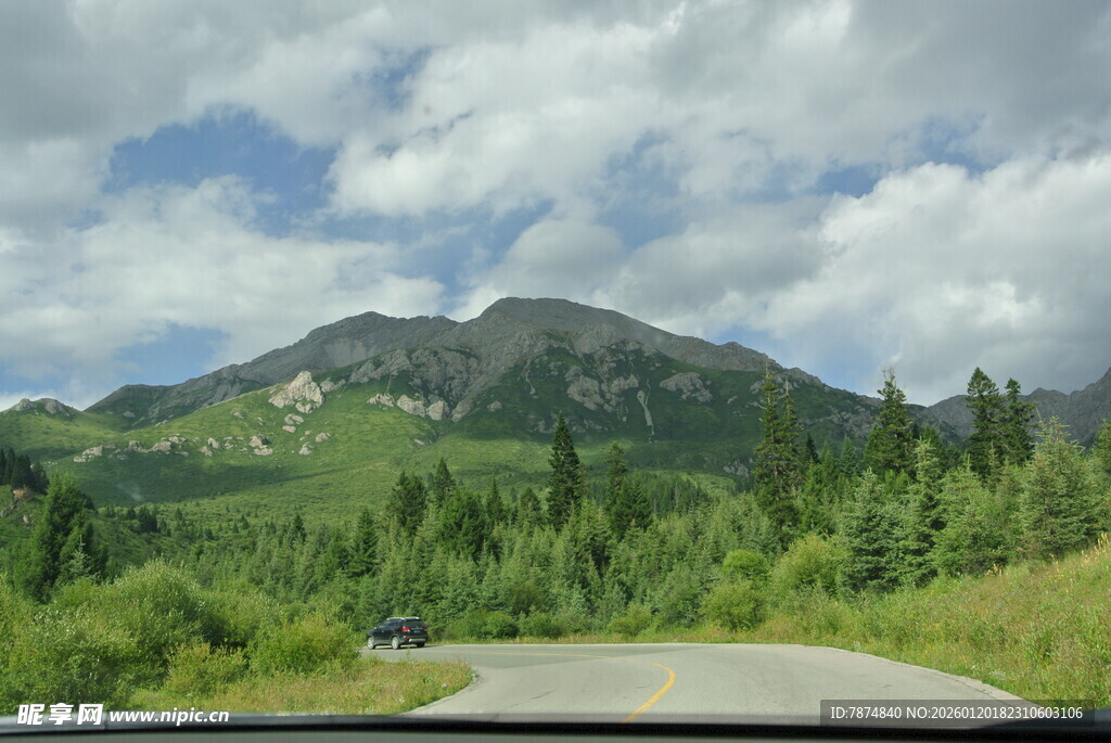 车中视角的山间公路美景
