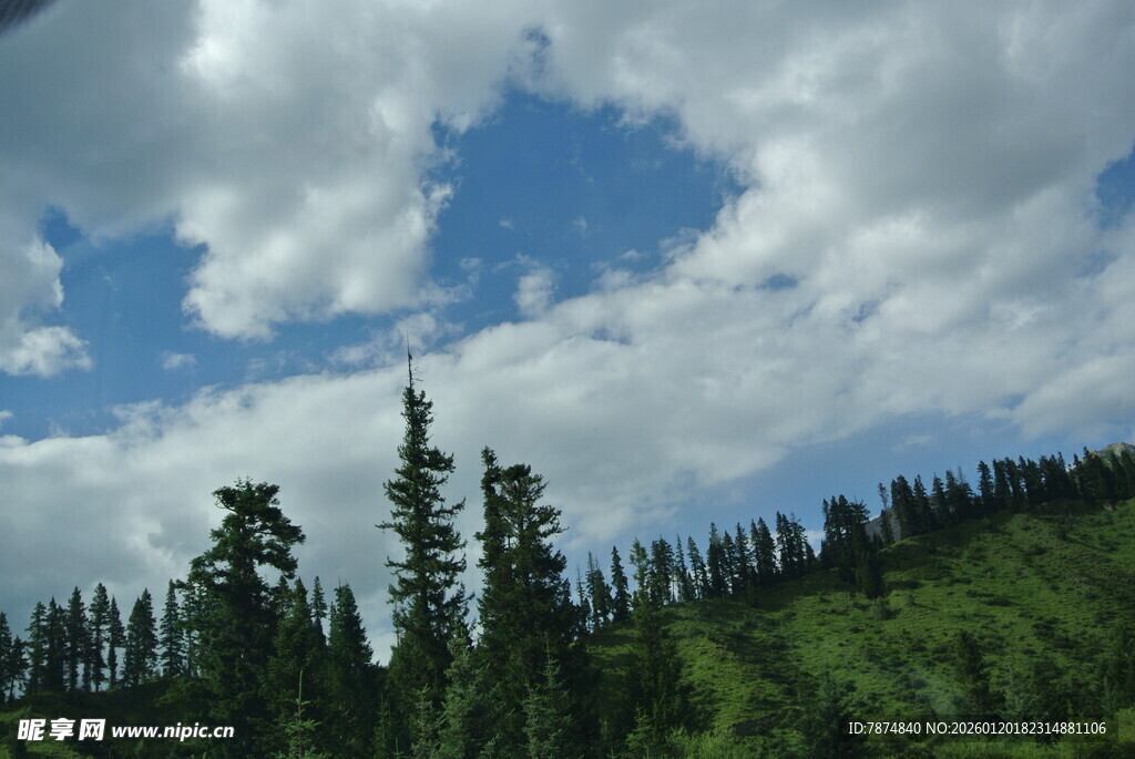 山林间蓝天白云绿树美景
