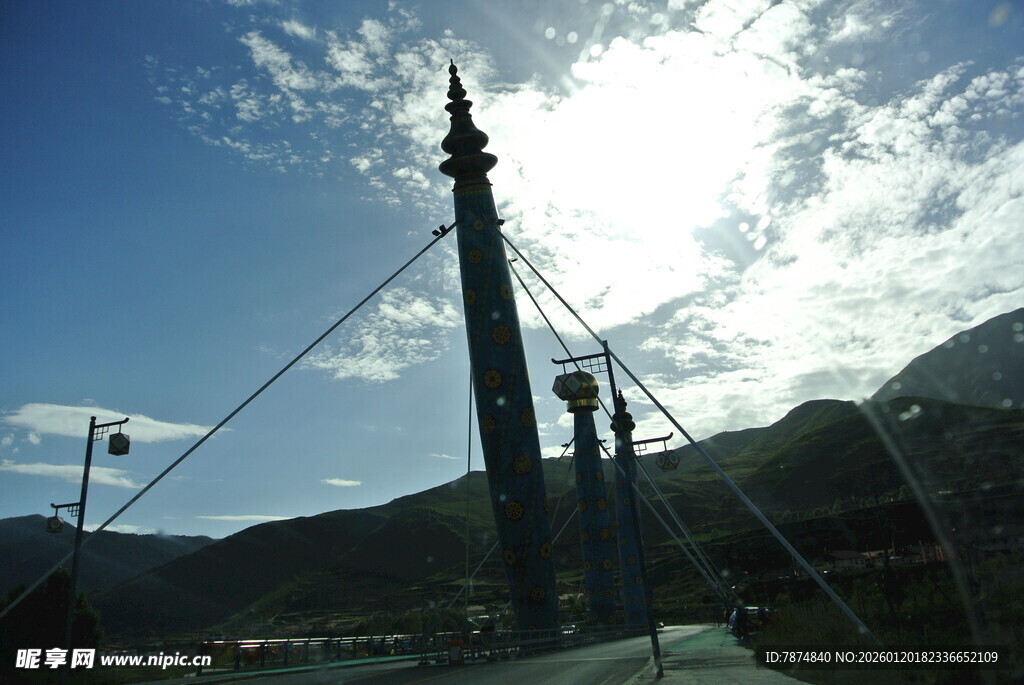 阳光下的悬索桥