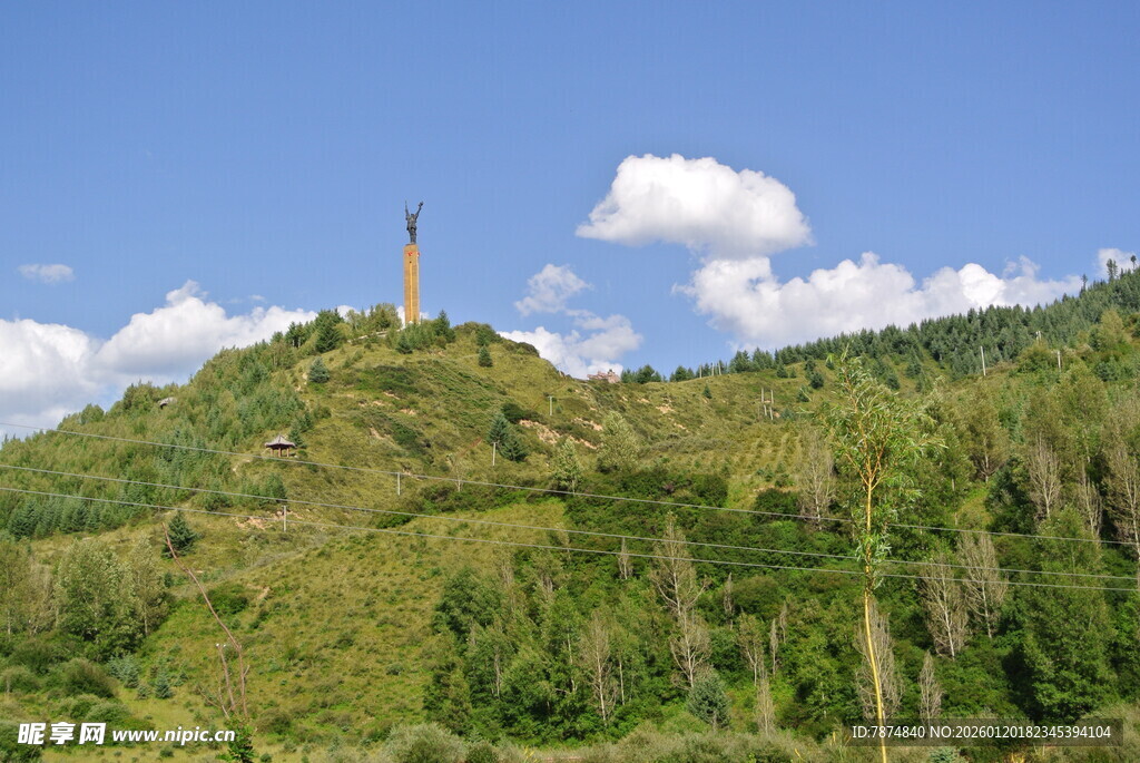 山丘上的高耸建筑