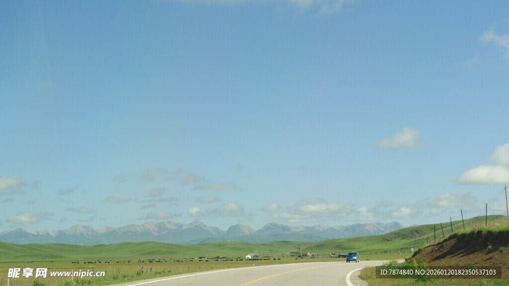草原公路上的骑行风景