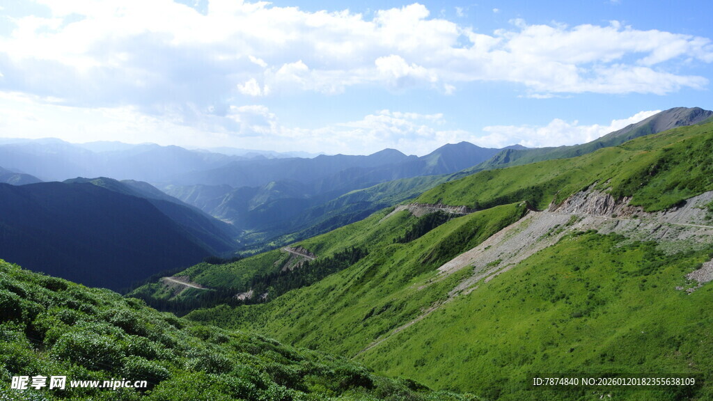 青山绿野间的秀丽山景
