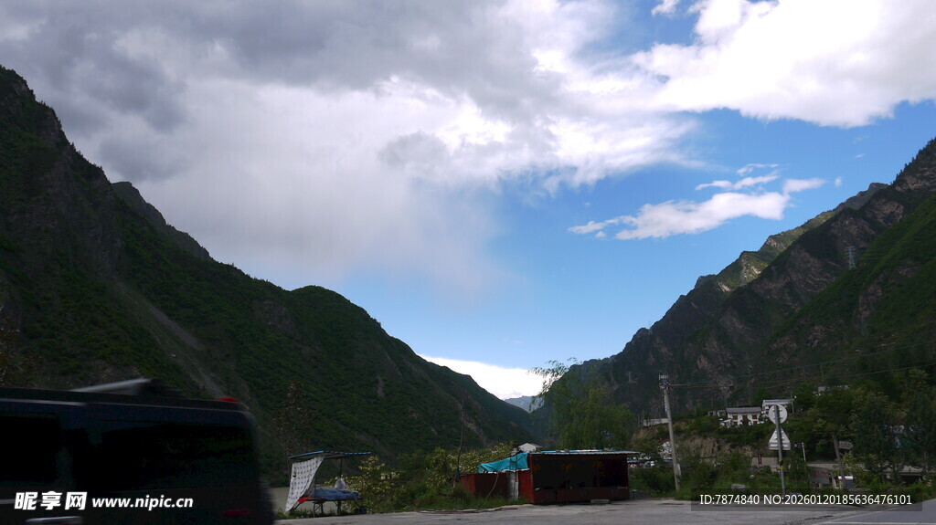 山间景色 蓝天白云伴青山