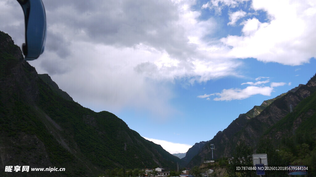 山间壮美蓝天与白云景色