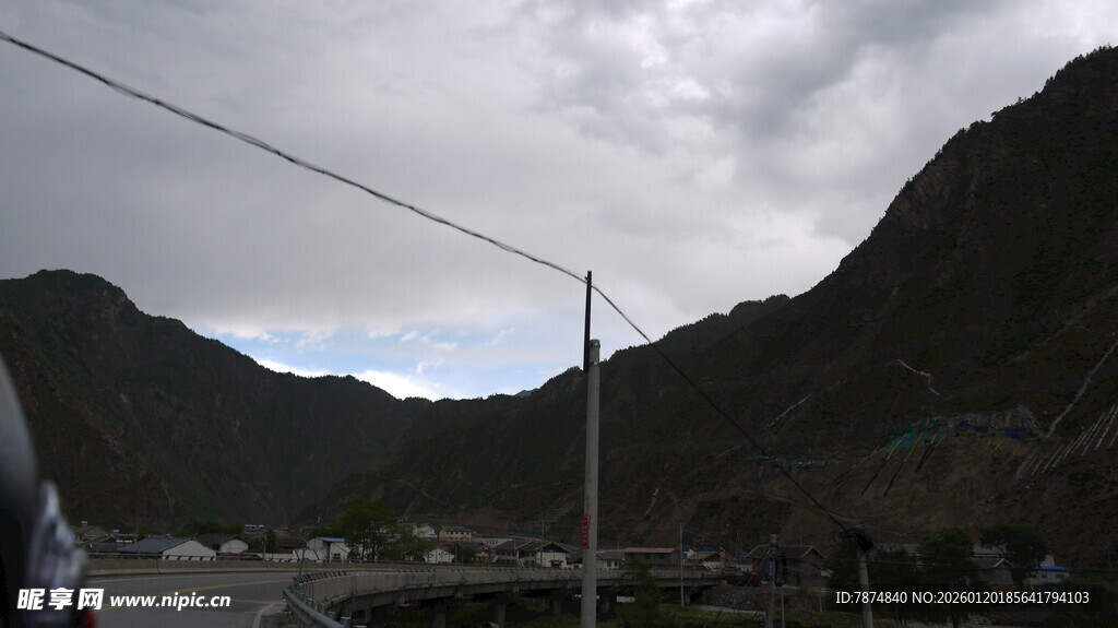 山间景色 阴云下的山脉