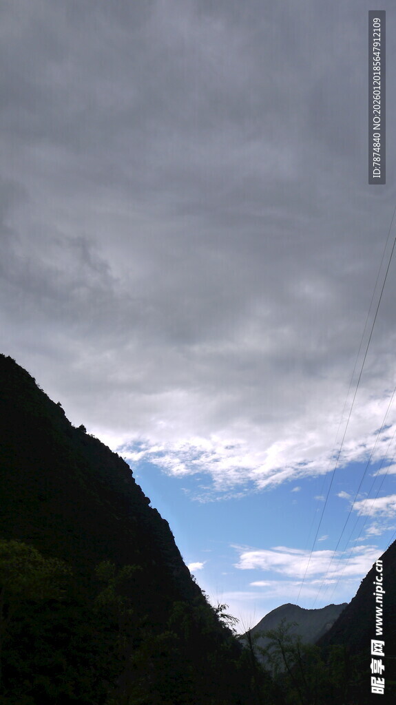 山间阴云密布的天空