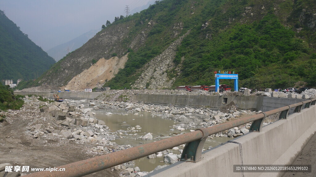 山间河道旁的蓝色建筑