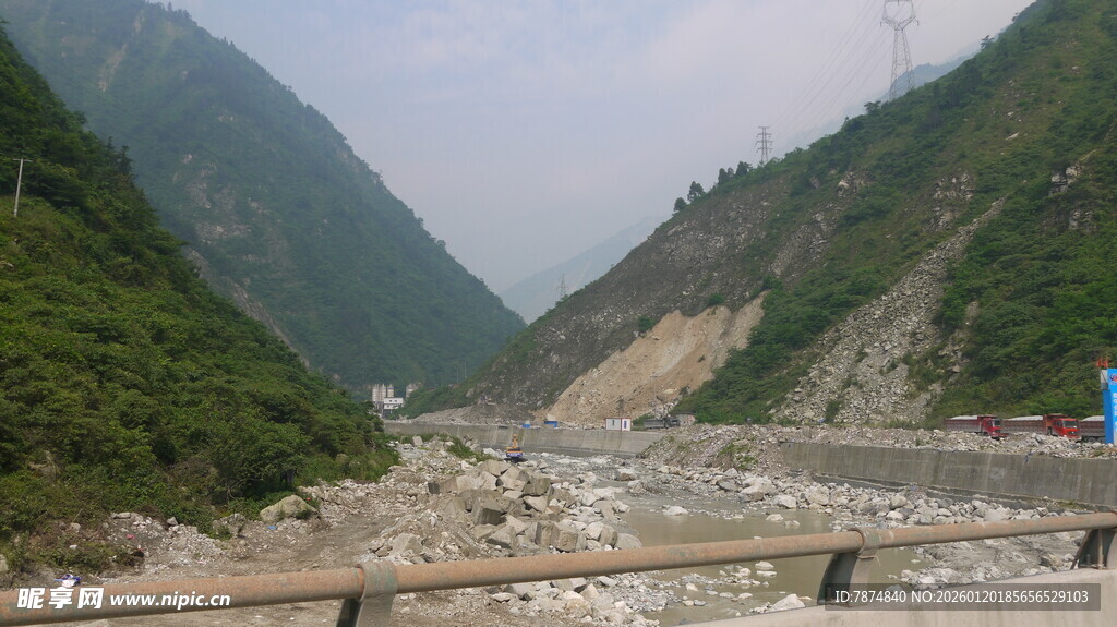 山间河谷桥梁景观