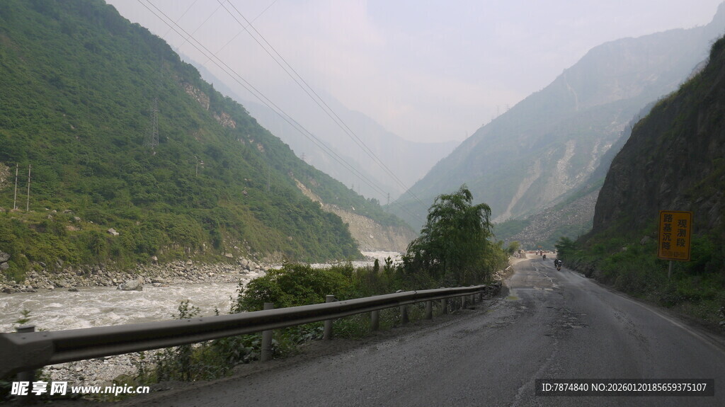 山间公路蜿蜒于秀丽山谷