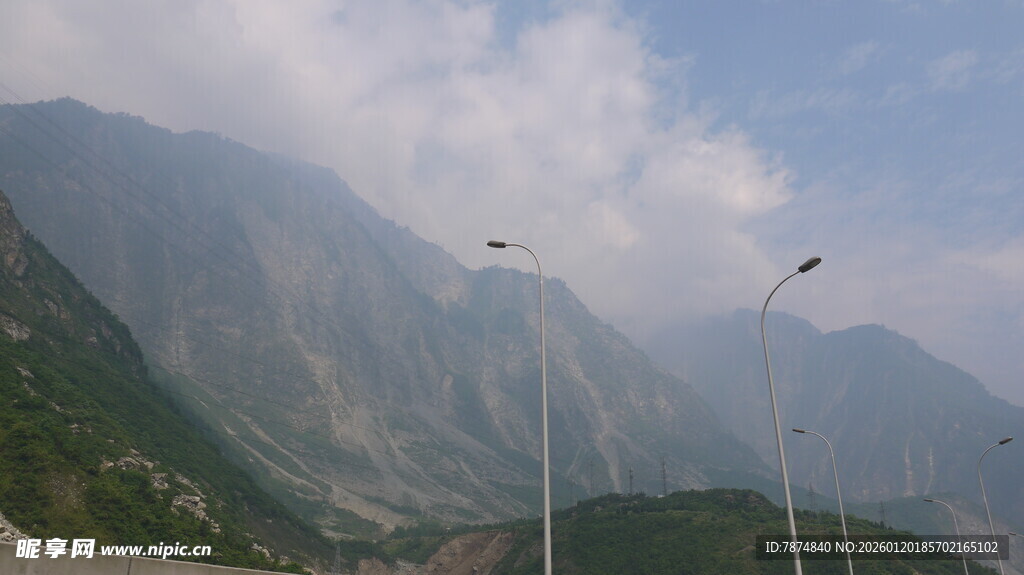 山间壮丽景观与高耸灯杆