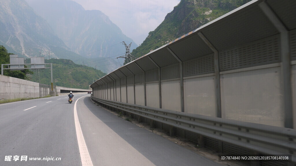 公路旁隔音屏障 远山朦胧