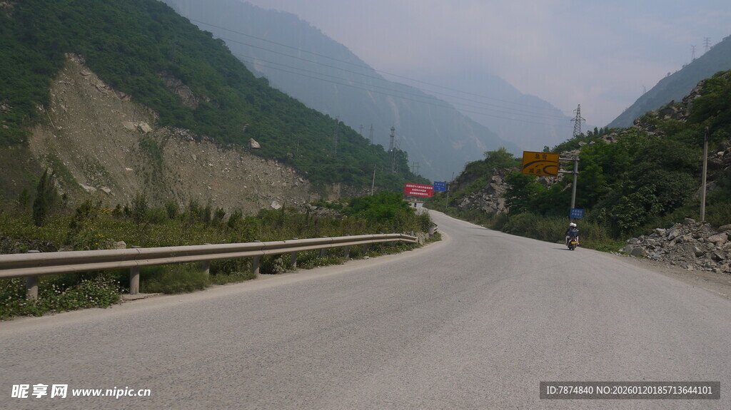 山间蜿蜒公路风景