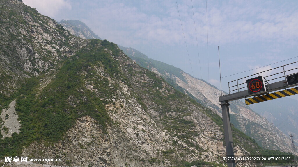 悬崖边的惊险运输场景