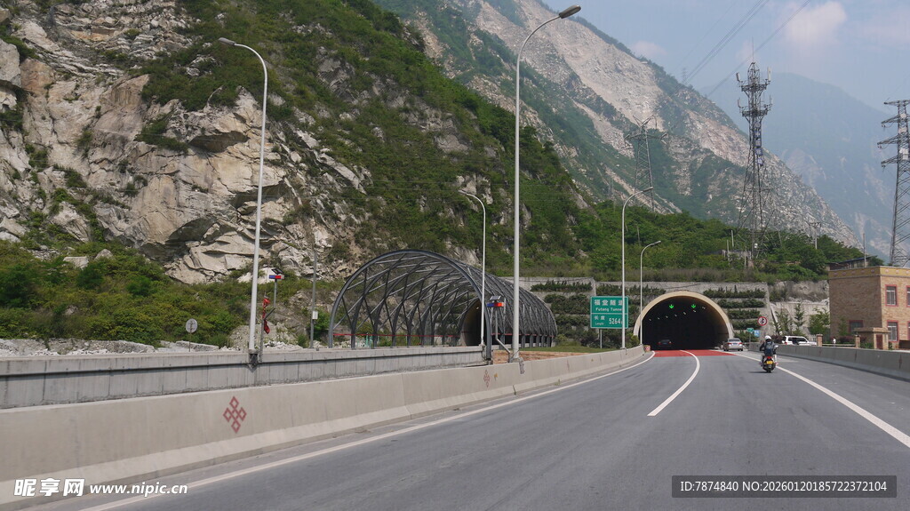 公路旁山体隧道入口景象