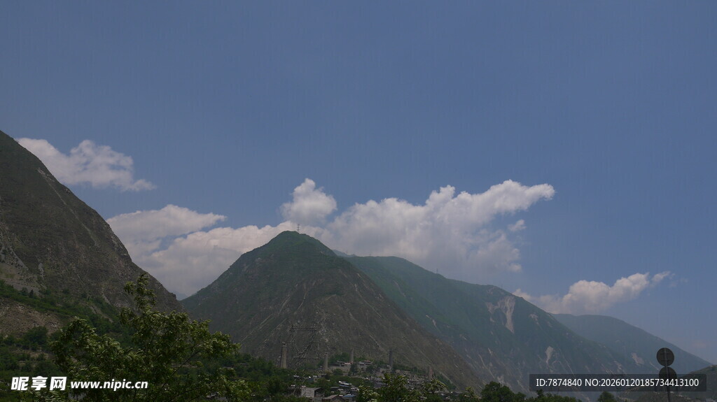 蓝天白云下的秀丽山峦