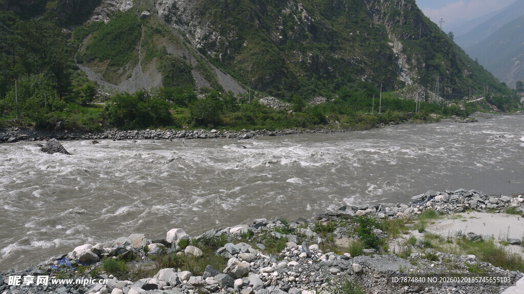 湍急河流与巍峨山峦