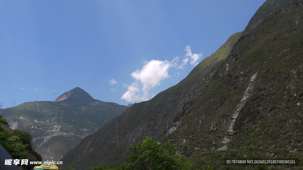 山间美景 蓝天白云映青山