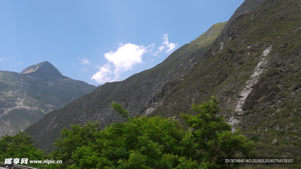 青山绿树间的秀丽山景