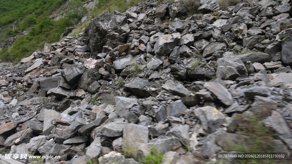 堆积的灰色碎石景观