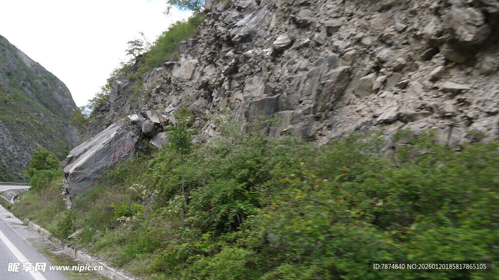 山体落石于路旁