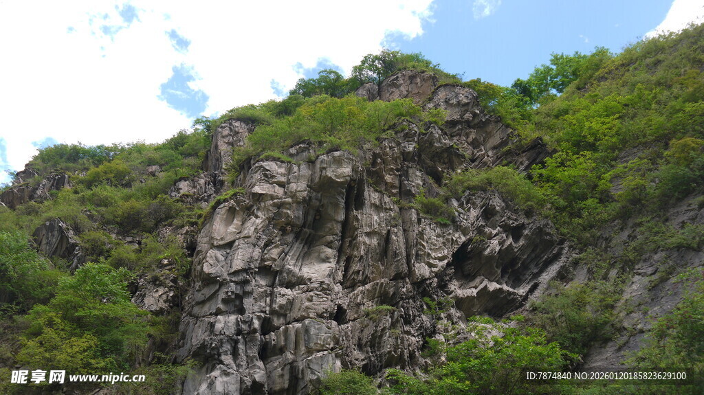 陡峭嶙峋的翠绿山峦