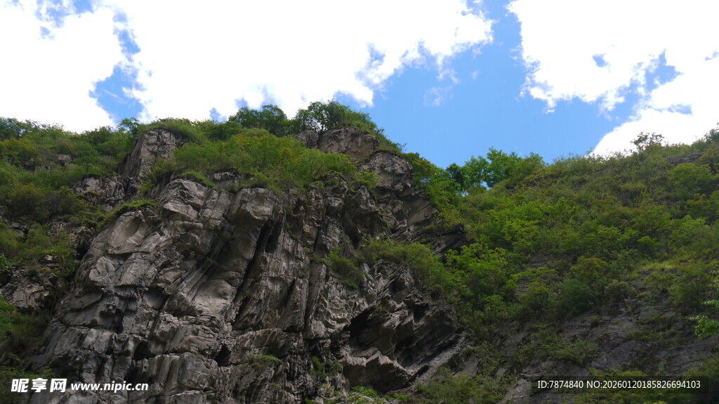 峻峭山峦与葱郁植被