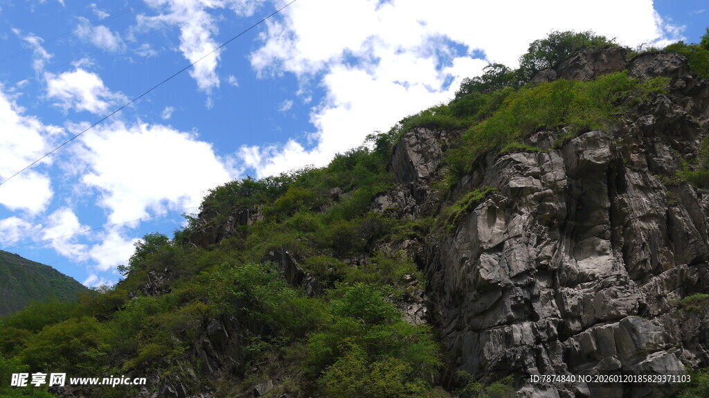 山间岩石与葱郁植被景观