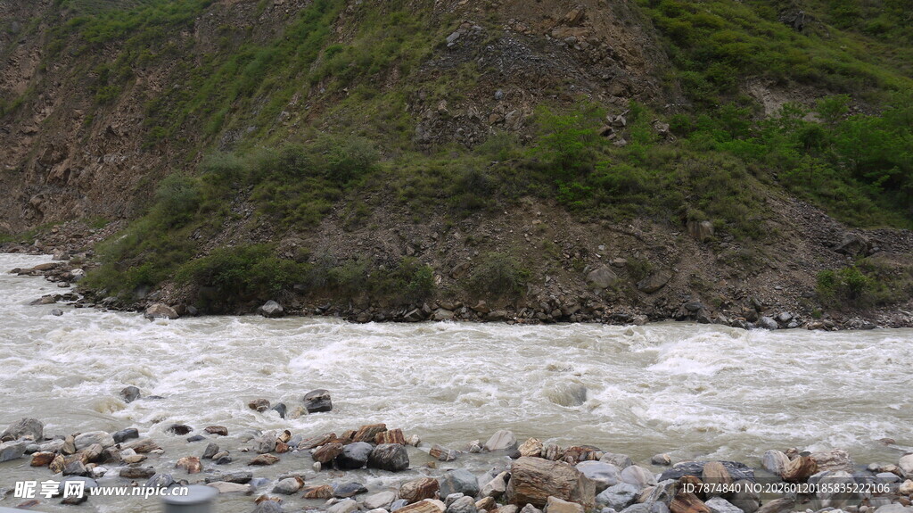 湍急河流与岸边嶙峋石块