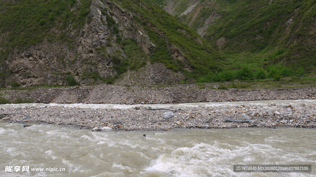 山间湍急河流景观