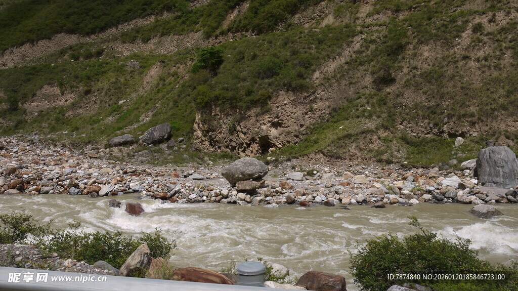 山间湍急河流与碎石景观