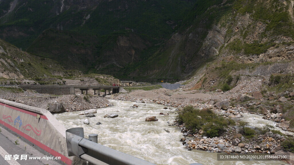 山间湍急河流的壮丽景象