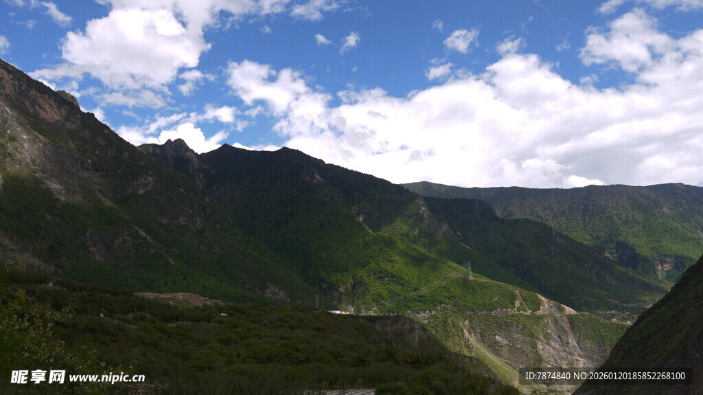 壮丽高山蓝天白云美景