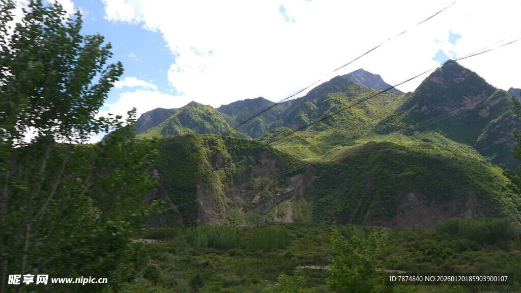 山间绿意盎然的秀丽景致