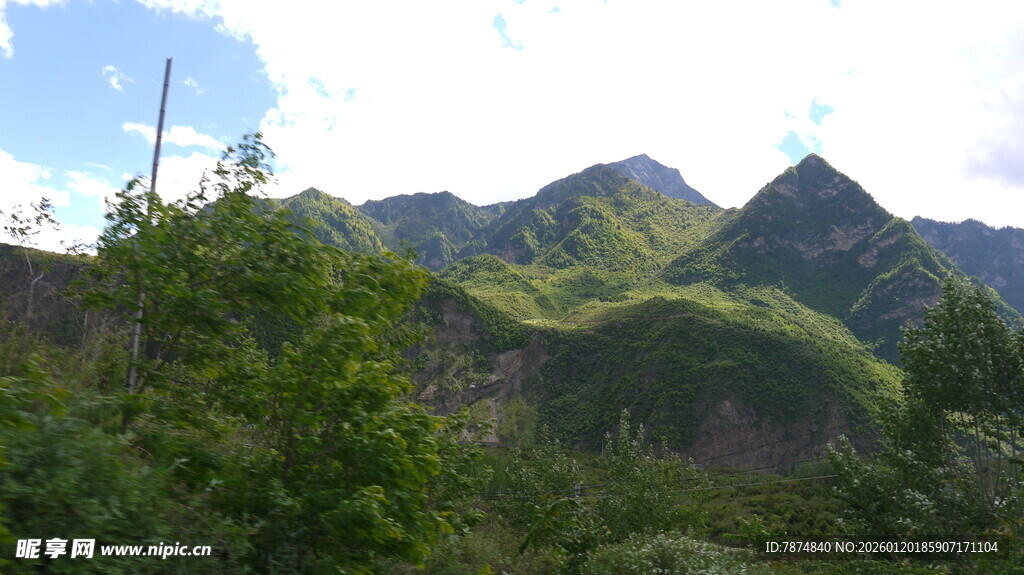 青山绿树间的秀丽山景