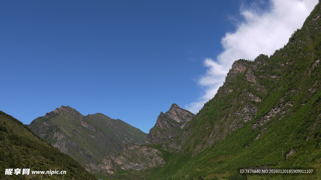 青山蓝天间的秀丽山景