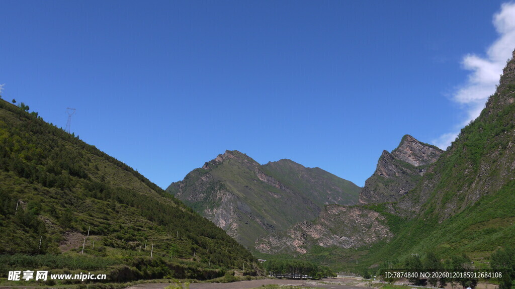 青山蓝天间的秀丽山谷