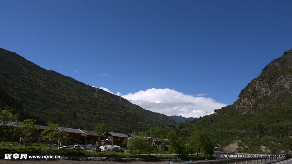 山间美景 蓝天白云青山