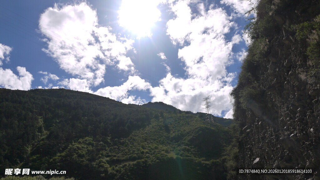 山间蓝天与白云美景