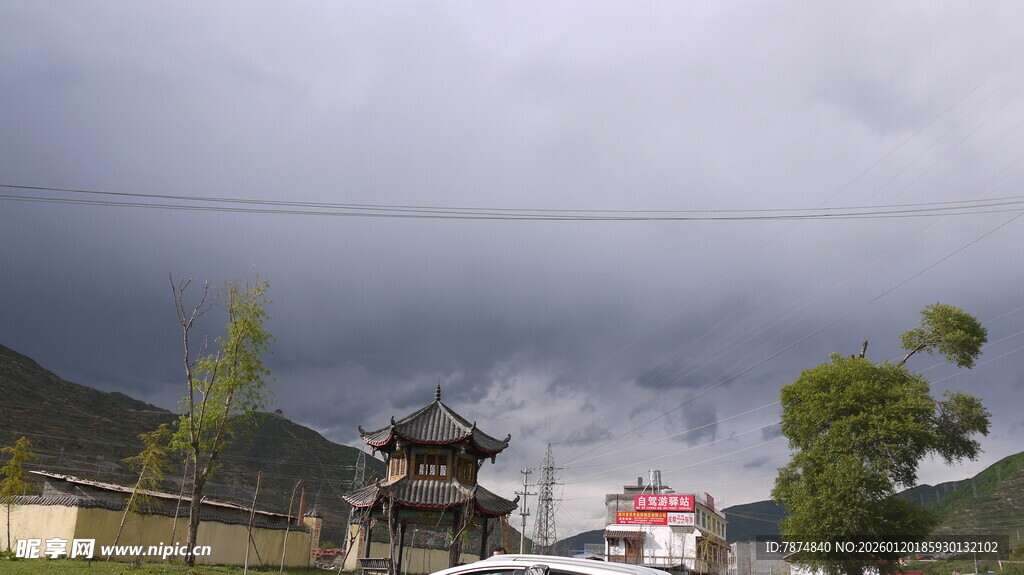 乌云下的乡村景象