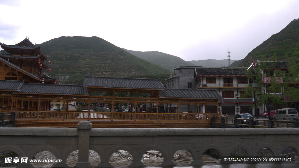 古雅村落依山傍水之景