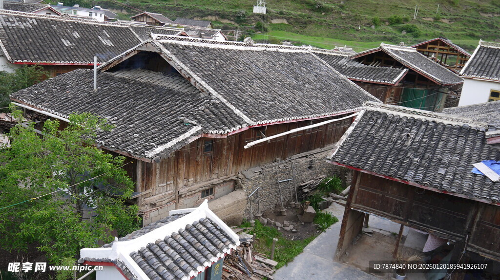 古朴村落瓦房景观
