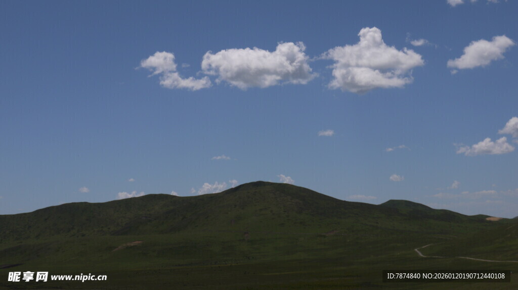 蓝天青山间的美丽景致
