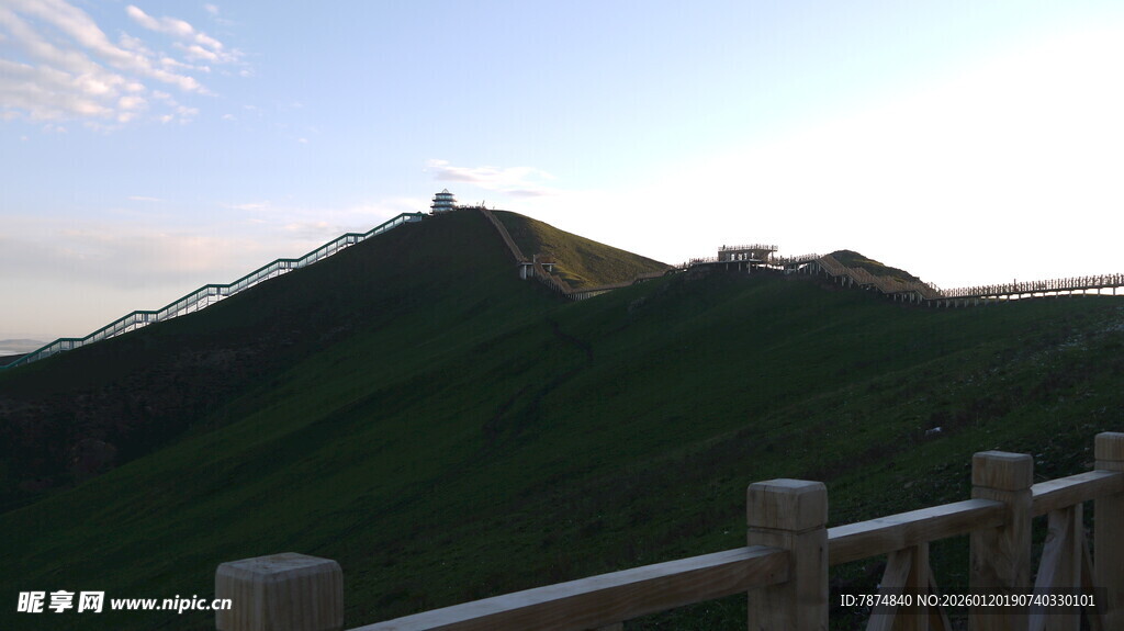 山巅美景 栏杆相伴赏风光