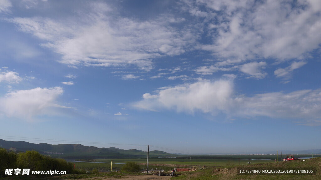 蓝天白云下的开阔原野
