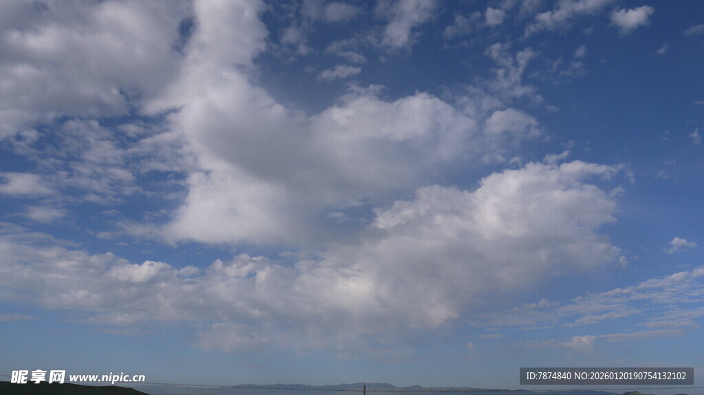 蓝天白云下的开阔景致