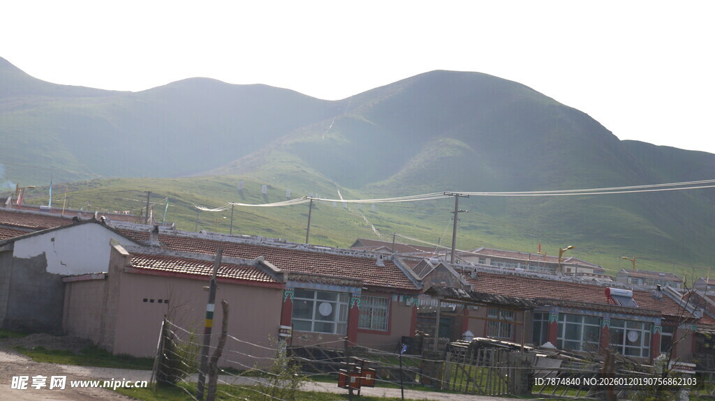 山村民居背靠青山