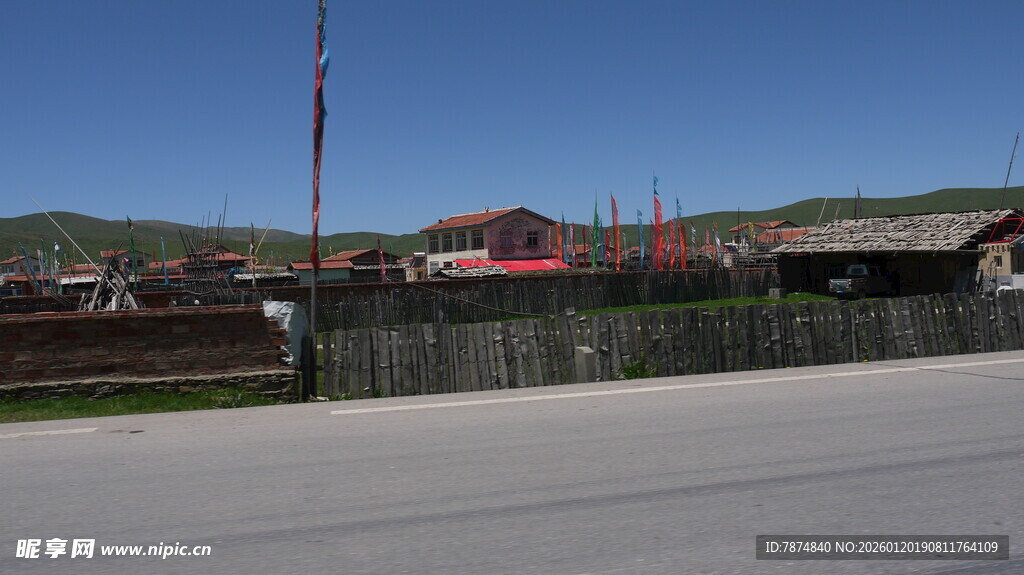 乡村道路旁的民居风景