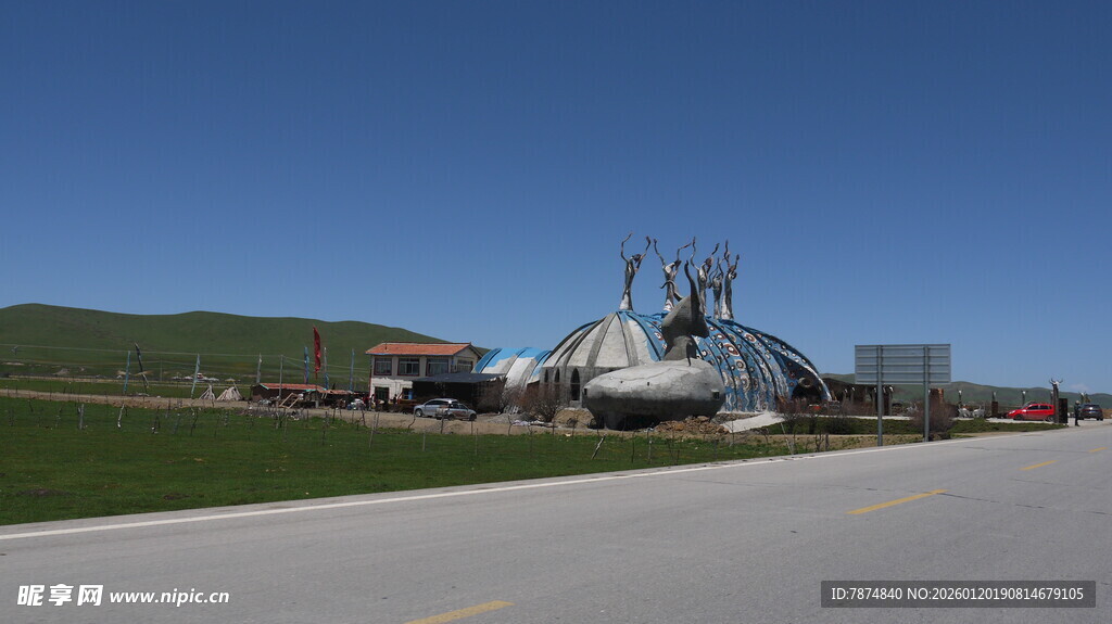 草原上的独特雕塑景观