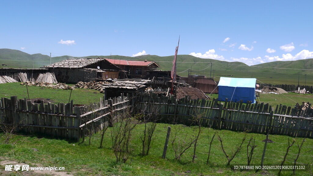 草原边的木屋与围栏