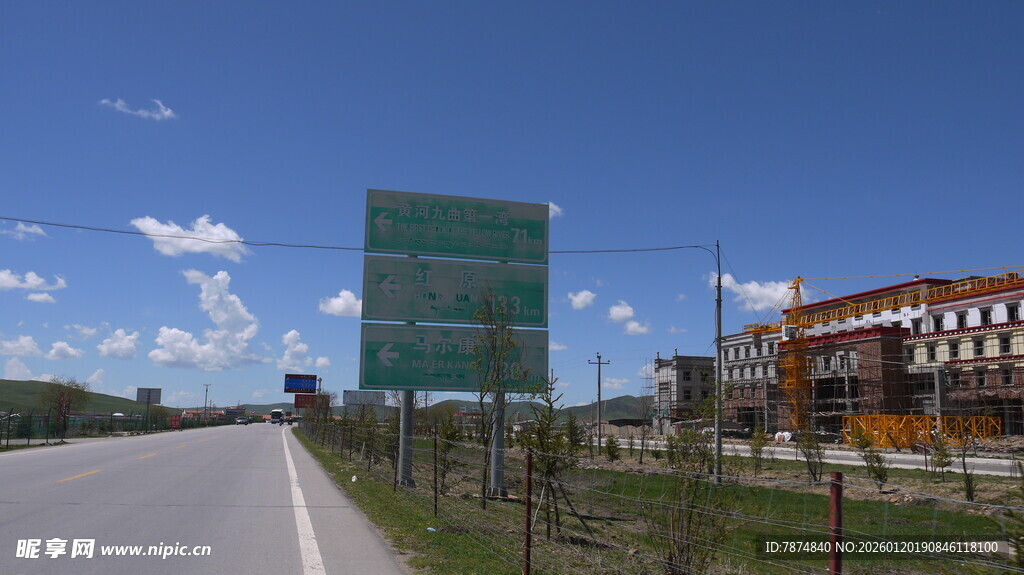 城市道路旁的在建建筑群